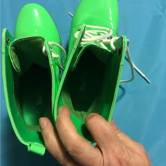 Size 6.5 green boots. Rarely worn. Slightly above ankle. Fun fashion! - Picture 5 of 8